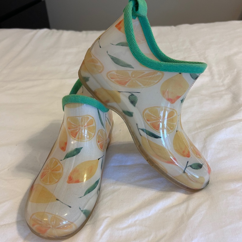 Lemon print rainbows. Size 8 1/2